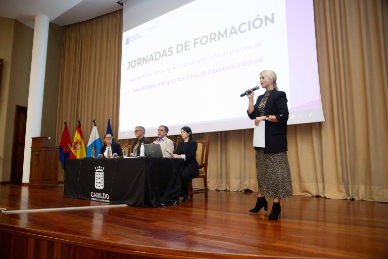 Jornada Cuando las señales hablan en el Cabildo de Lanzarote, con profesionales de infancia y adolescencia