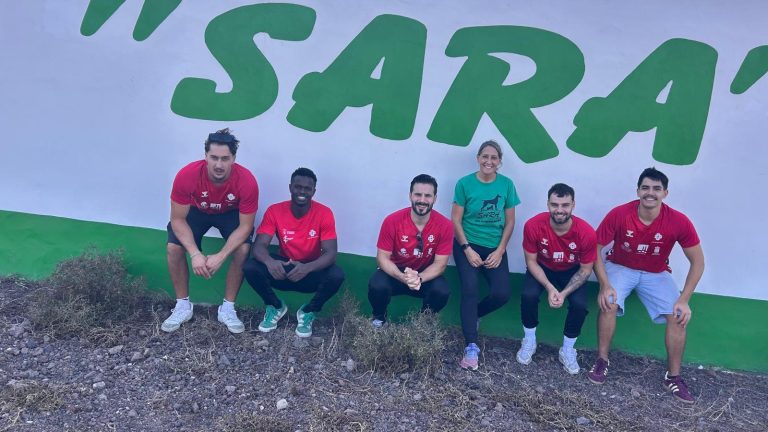 Representantes del San José Obrero durante su visita a las instalaciones de la Protectora SARA