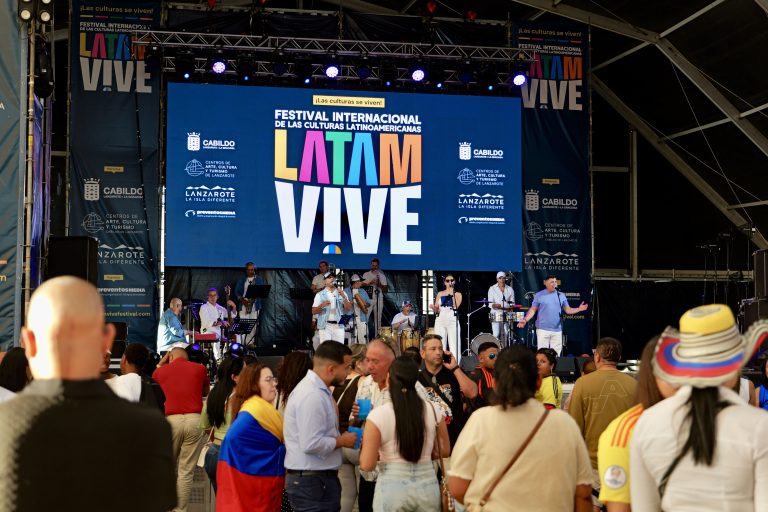 Actuación musical y público en el festival LATAM VIVE de Arrecife