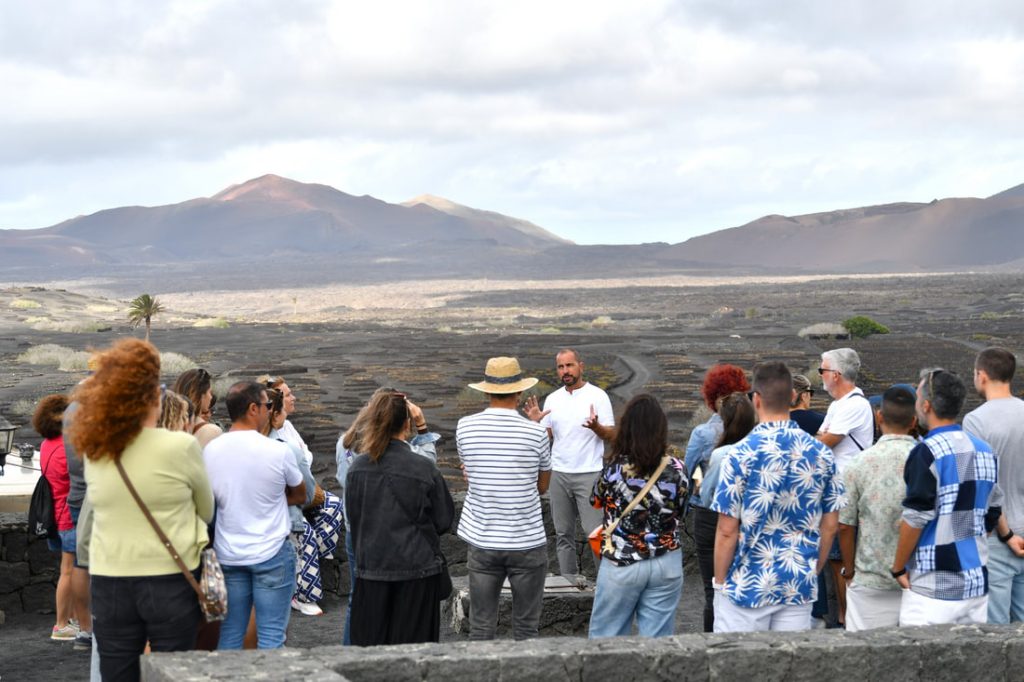 Recorrido por el paisaje de viñedos de La Geria en una imagen de archivo facilitada con la Semana Malvasía