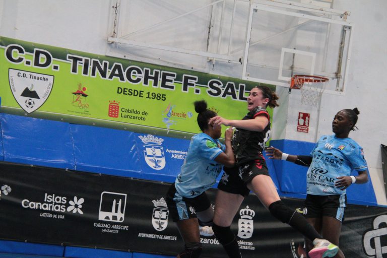 Lance del derbi de Copa de la Reina entre San José Obrero y Zonzamas en Titerroy