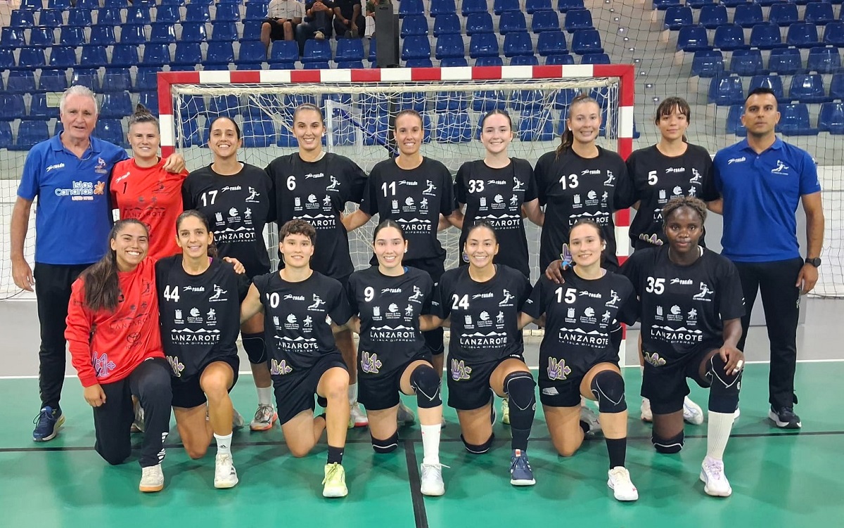 Plantilla del Lanzarote Puerto del Carmen de balonmano femenino antes de su partido ante el Aula Valladolid