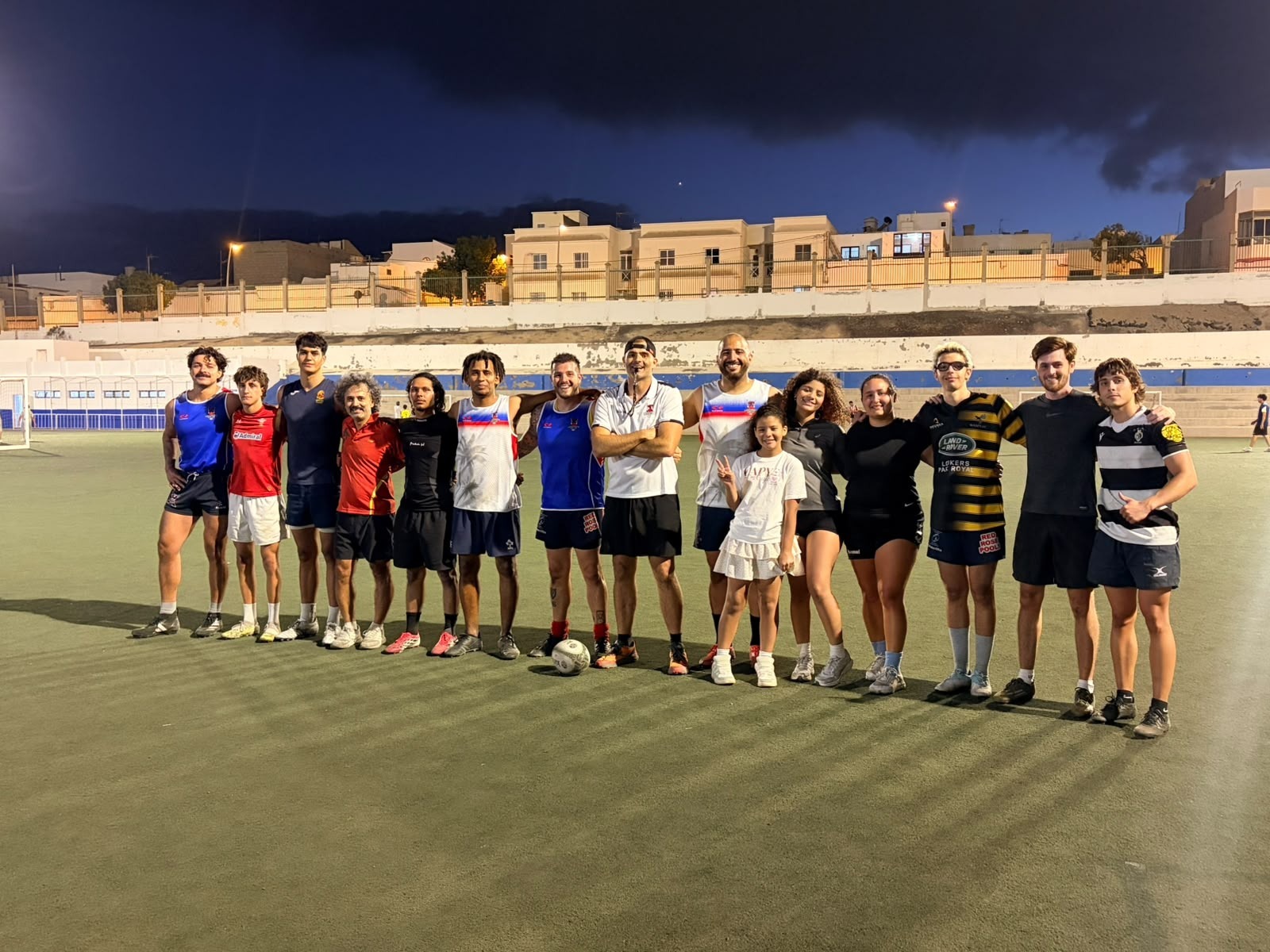 Integrantes del Lanzarote Rugby Club posan en un campo de entrenamiento