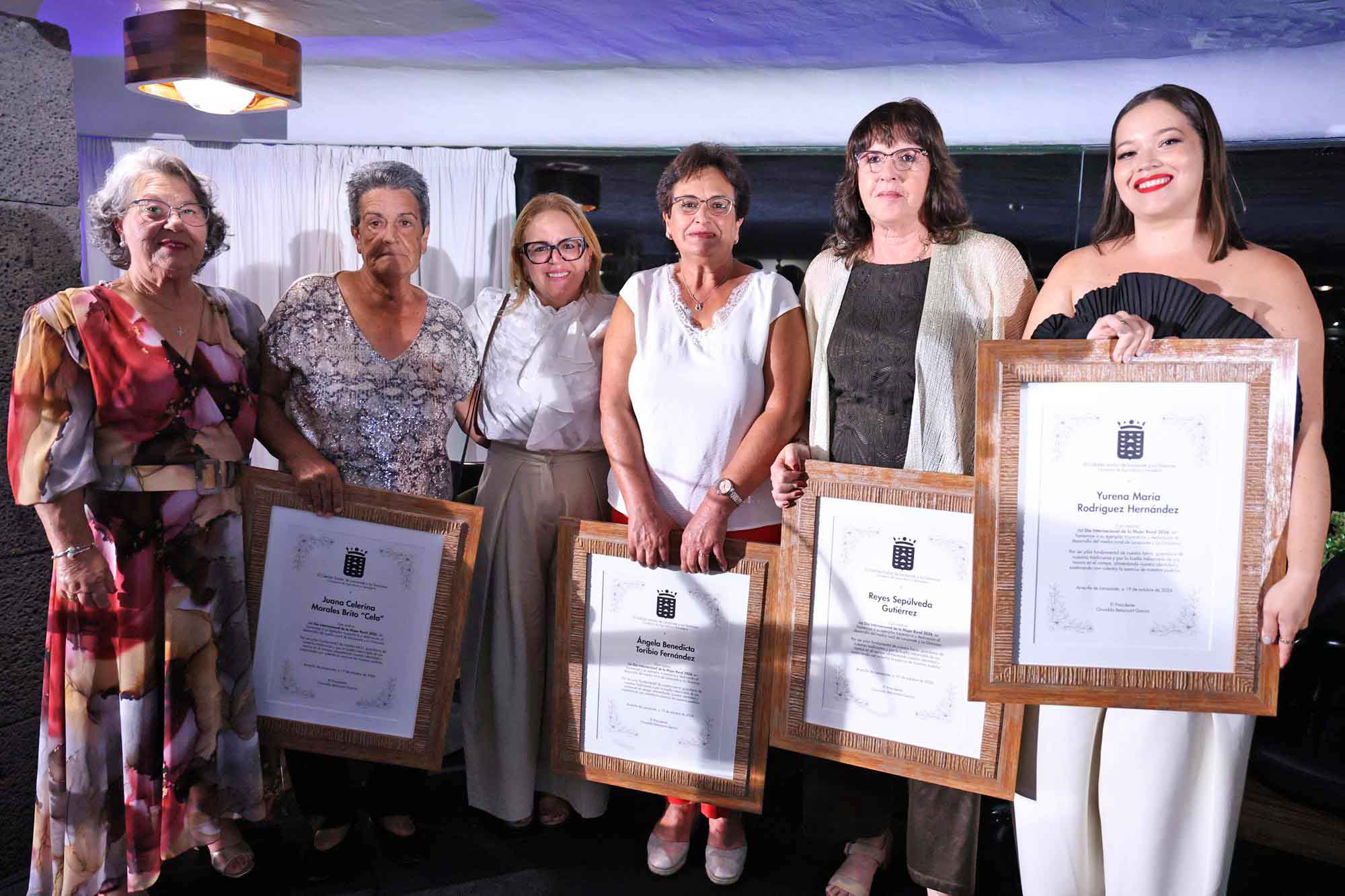 Varias de las mujeres reconocidas por su trayectoria rural y marinera muestran sus distinciones en el Castillo de San José
