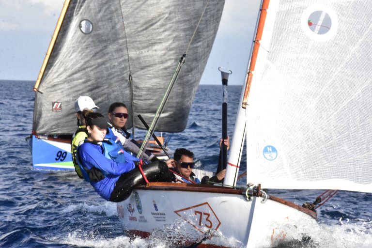 Barquillos de vela latina de 5 metros compitiendo en la bahía de Arrecife