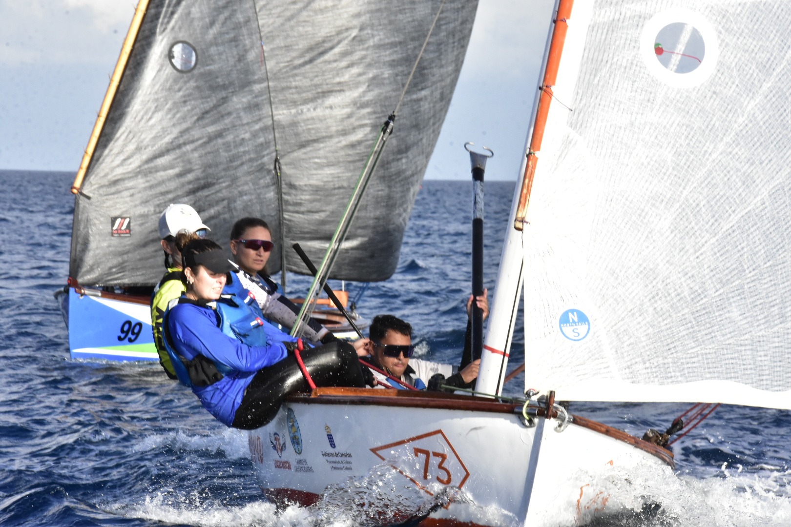 Barquillos de vela latina de 5 metros compitiendo en la bahía de Arrecife