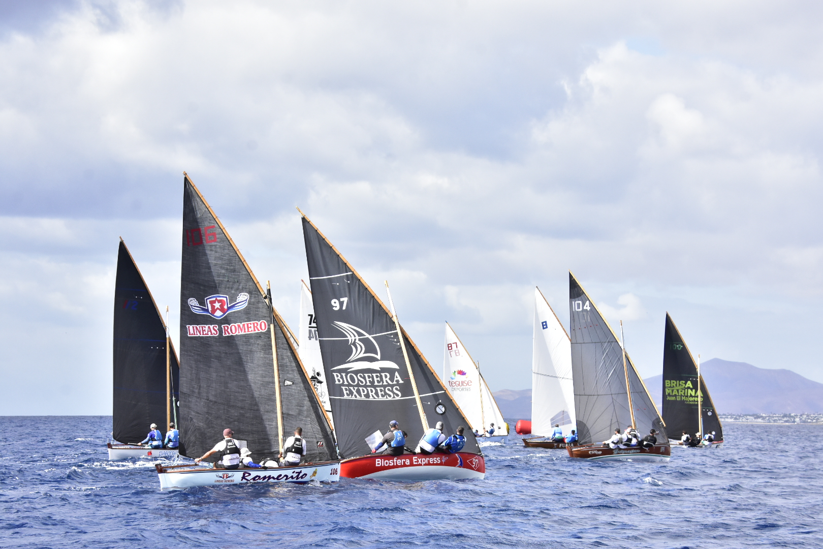 Barquillos de vela latina compiten en aguas de Lanzarote durante la Liga Insular de 5 Metros