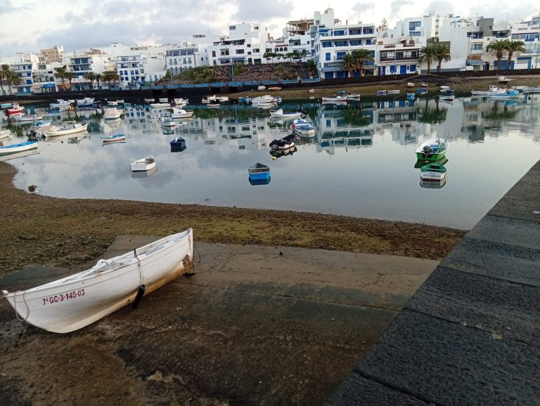 Trabajos de limpieza en los márgenes y la dársena del Charco de San Ginés en Arrecife