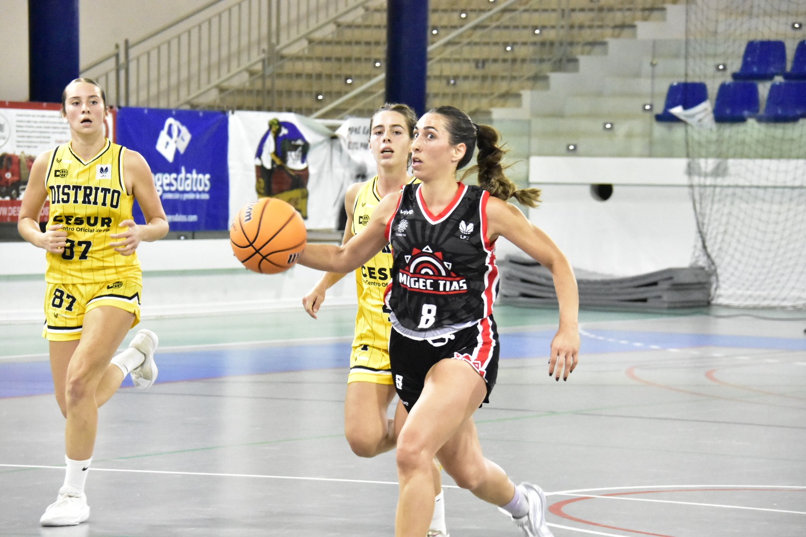 Una jugadora del Magec Tías avanza con el balón ante el Cesur Distrito Olímpico en el Municipal de Tías