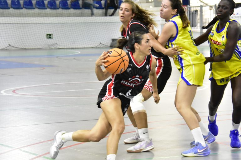 Una jugadora del Magec Tías Lanzarote entra a canasta durante un partido de Liga Femenina 2