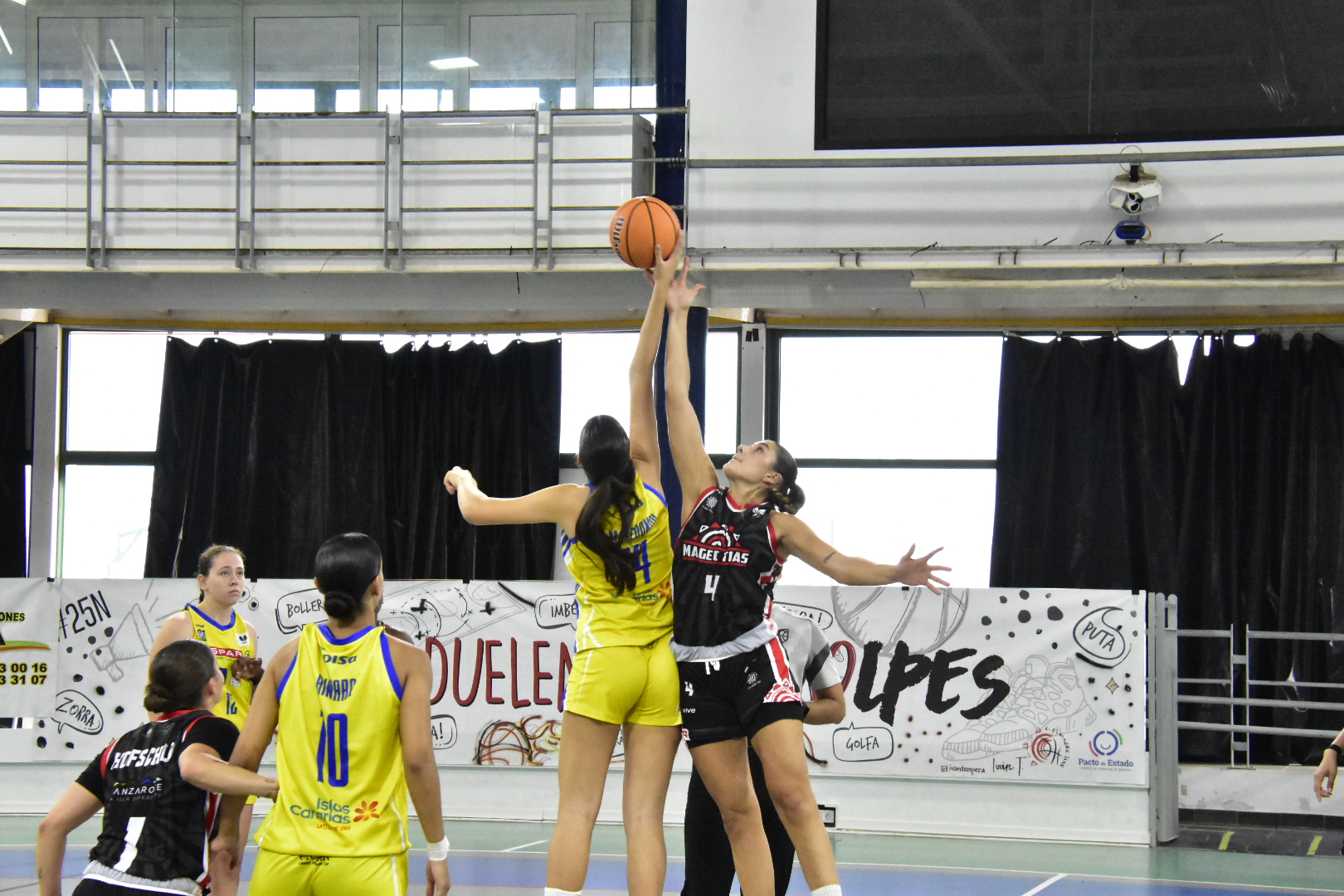 Una jugadora del Magec Tías disputa el balón con una rival del Spar Gran Canaria en el Pabellón Municipal de Tías