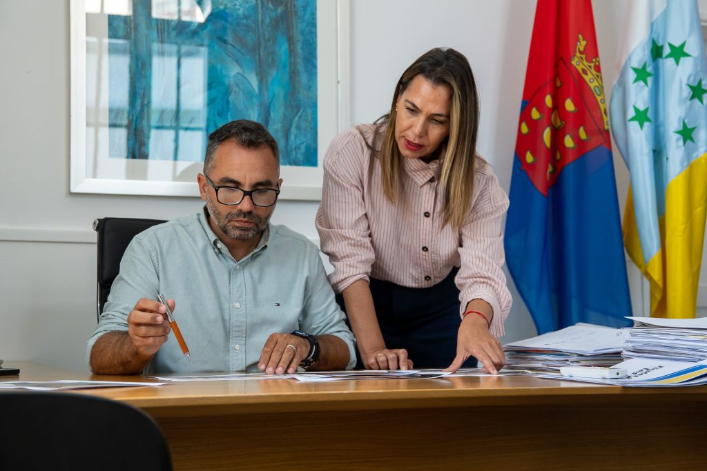 Maite Corujo y Echedey Eugenio en una fotografía institucional del Ayuntamiento de Arrecife.
