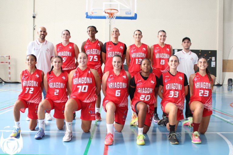 Jugadoras y cuerpo técnico del CB Ariagona Lanzarote posan en el Pabellón Blas Cabrera Felipe