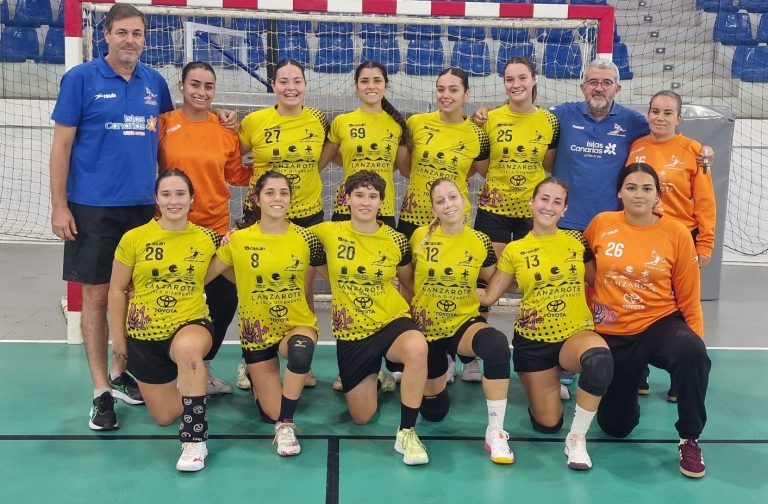 Plantilla del Lanzarote Puerto del Carmen que inició la Liga Territorial femenina ante el Realejos