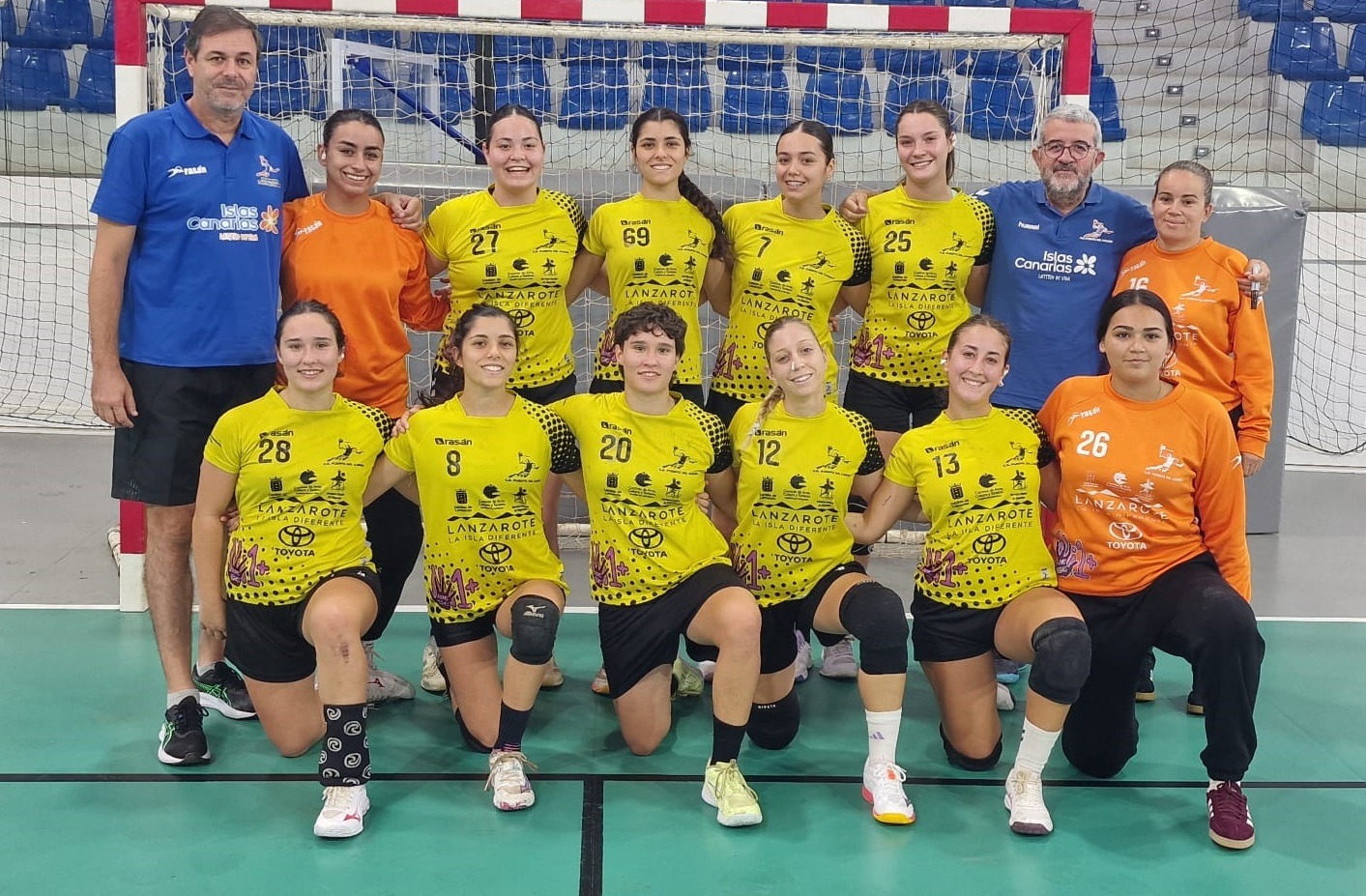 Plantilla del Lanzarote Puerto del Carmen que inició la Liga Territorial femenina ante el Realejos