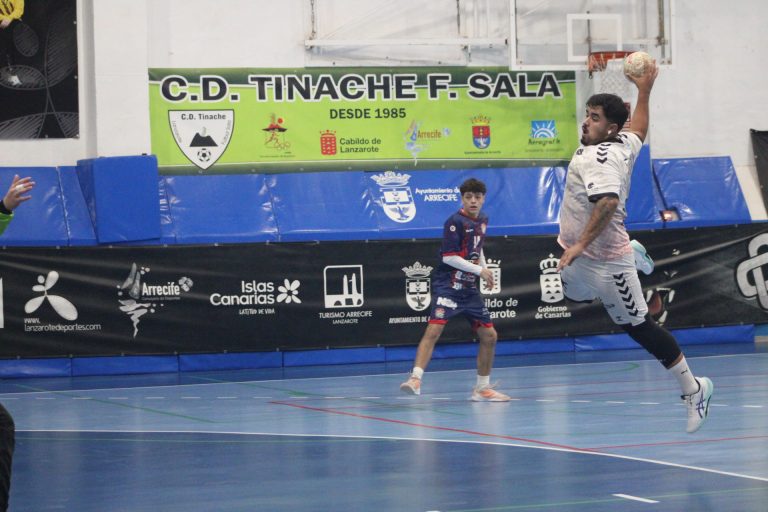 Jugador del Balonmano Lanzarote Ciudad de Arrecife lanza durante el partido ante Automanía Luceros
