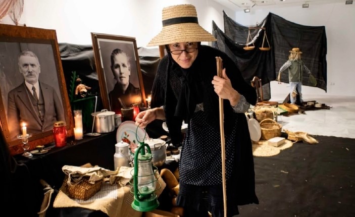 Ambientación de la actividad de los Finaos en Tinajo, con objetos tradicionales y una intérprete