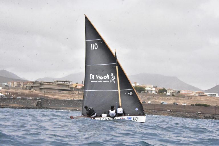 El barquillo Di Napoli navega en la bahía de Puerto del Rosario