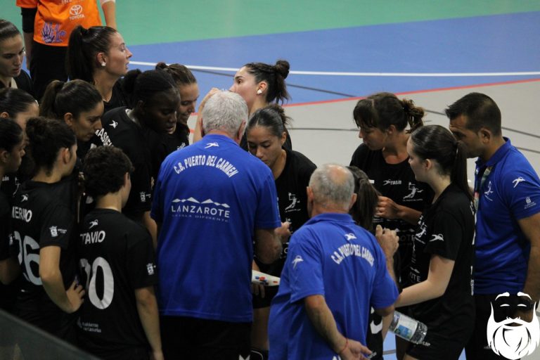 Jugadoras y cuerpo técnico del Puerto del Carmen reunidos durante el encuentro ante el Zuazo en Tías