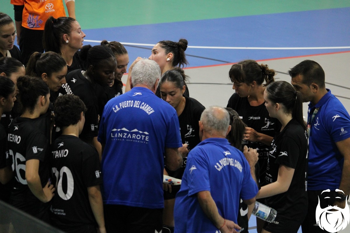 Jugadoras y cuerpo técnico del Puerto del Carmen reunidos durante el encuentro ante el Zuazo en Tías