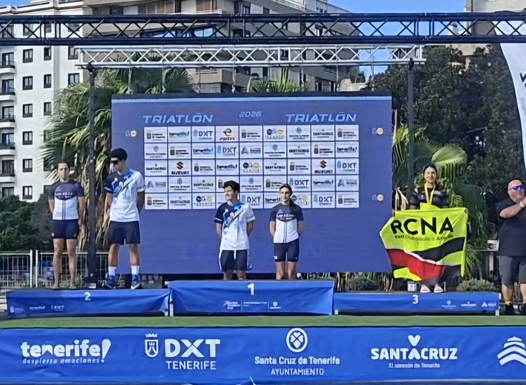 Entrega de premios de triatlón en Tenerife con deportistas del Real Club Náutico de Arrecife