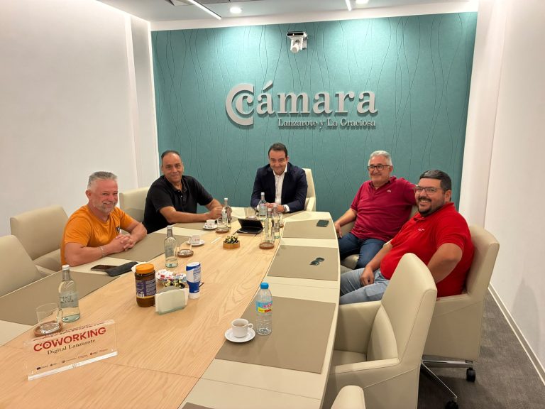 Representantes de las cooperativas de taxi reunidos en la Cámara de Comercio de Lanzarote y La Graciosa