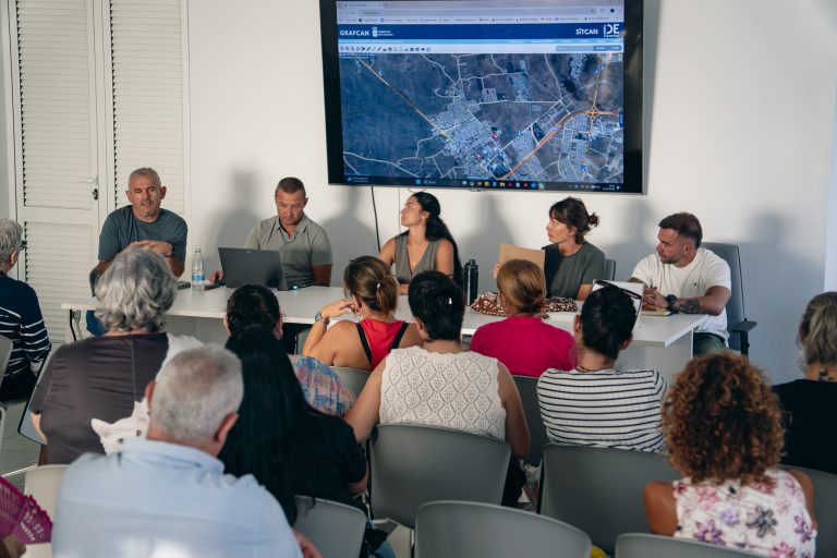 Reunión del Ayuntamiento de Arrecife con personas y colectivos que cuidan colonias felinas.