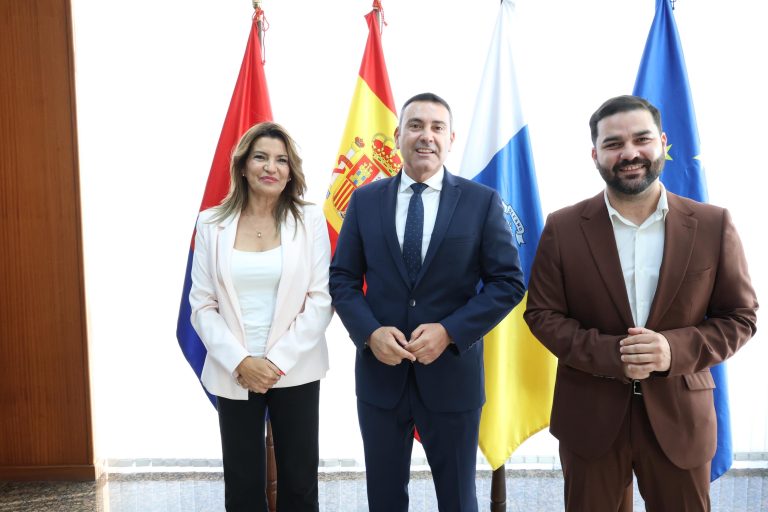 Oswaldo Betancort, María Tovar y Jesús Machín en una fotografía de prensa sobre la planificación de Costa Teguise