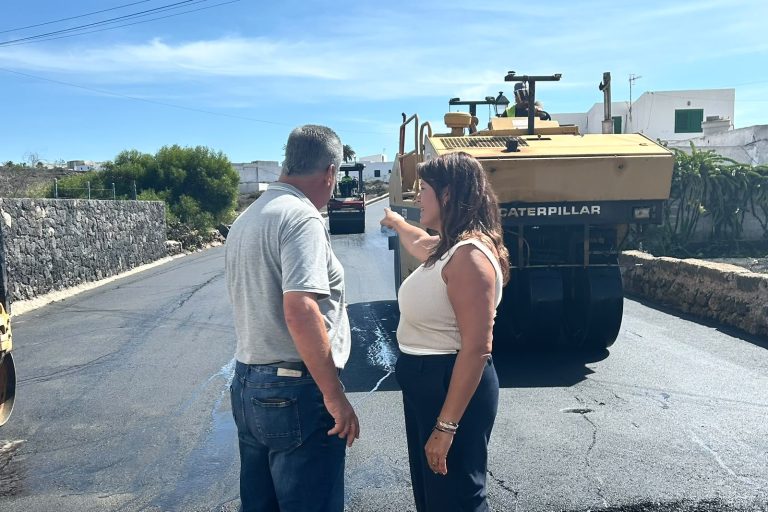 Trabajos de asfaltado en Tiagua durante la visita de Olivia Duque y Eugenio Robayna