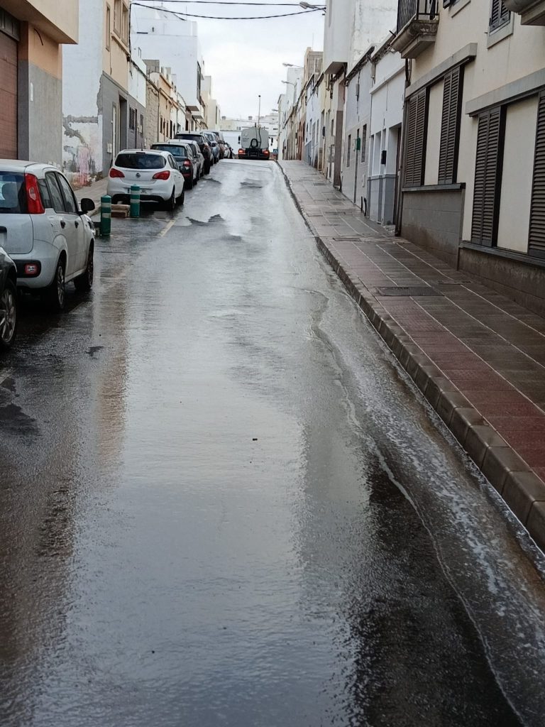Trabajos municipales de limpieza de choque en Los Alonso, Arrecife.