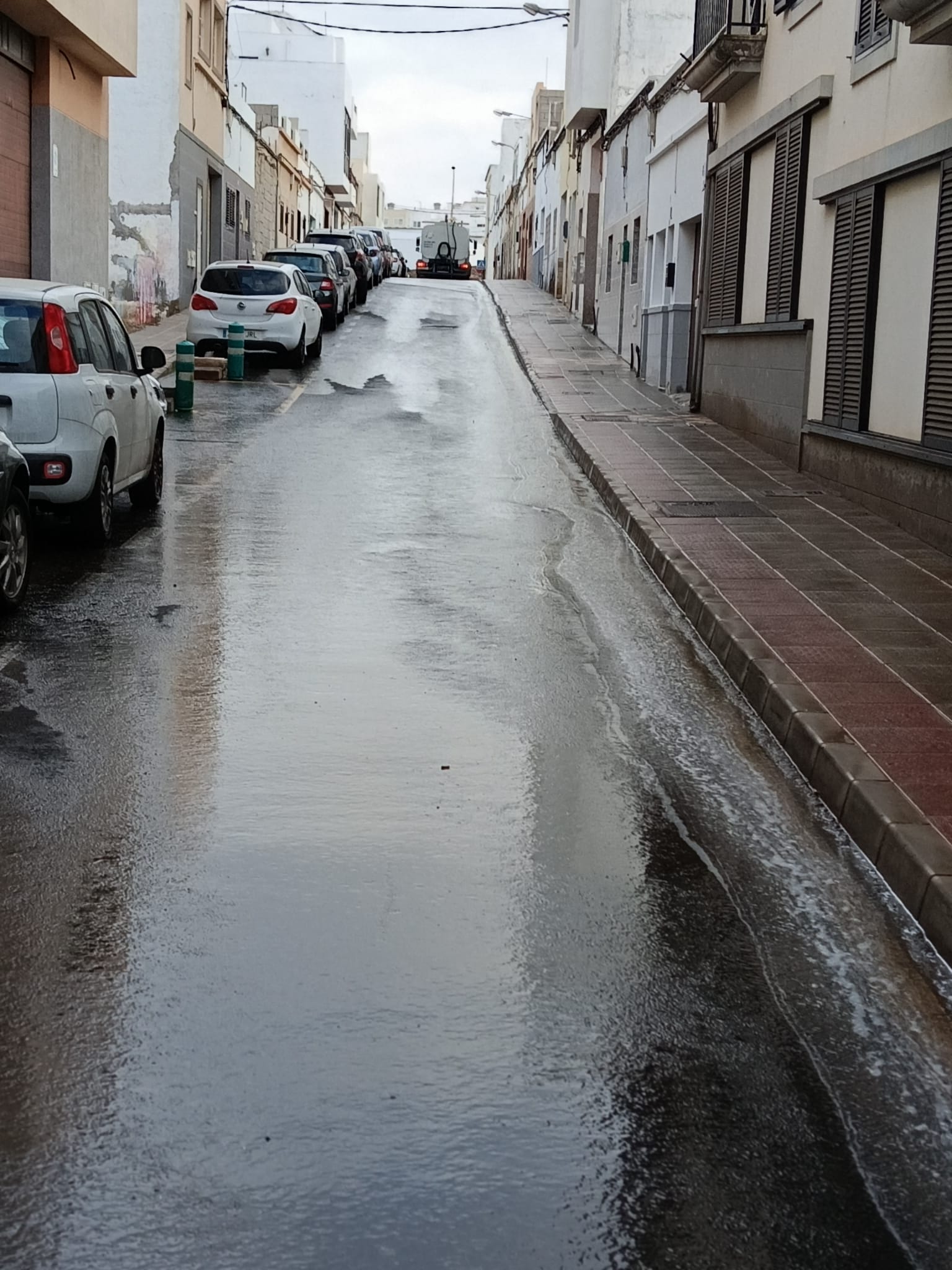Trabajos municipales de limpieza de choque en Los Alonso, Arrecife.