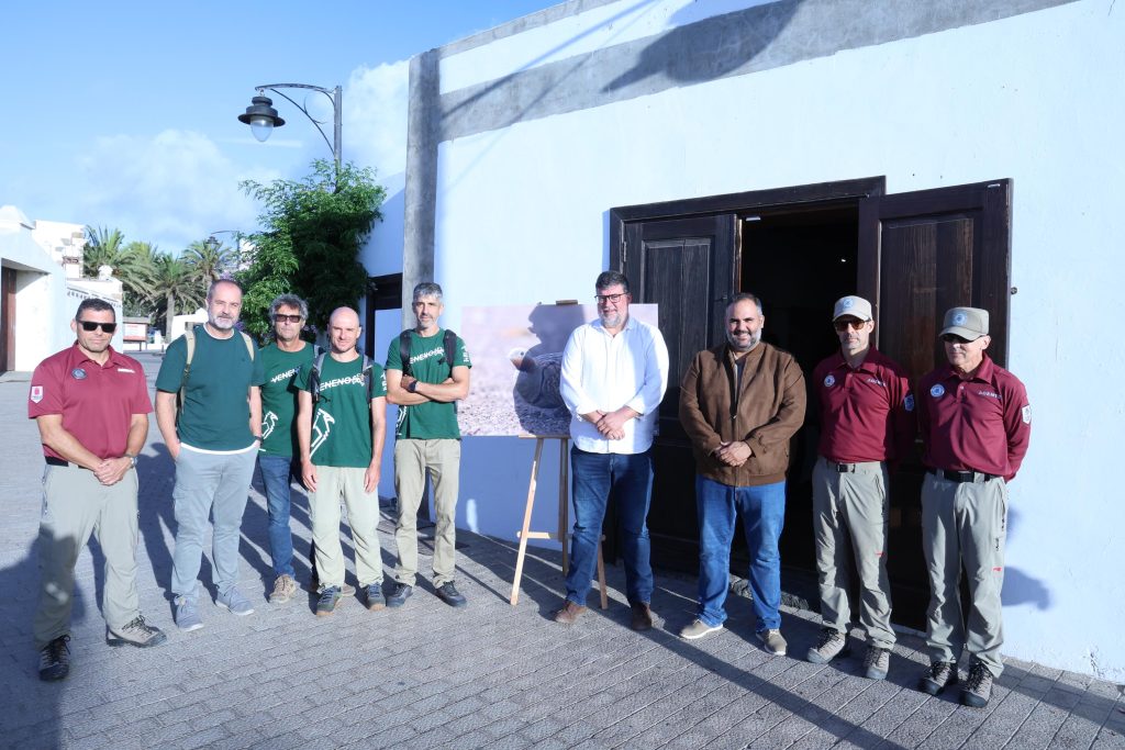 Participantes en la jornada sobre aves esteparias de El Jable junto a la Casa Cerdeña de San Bartolomé