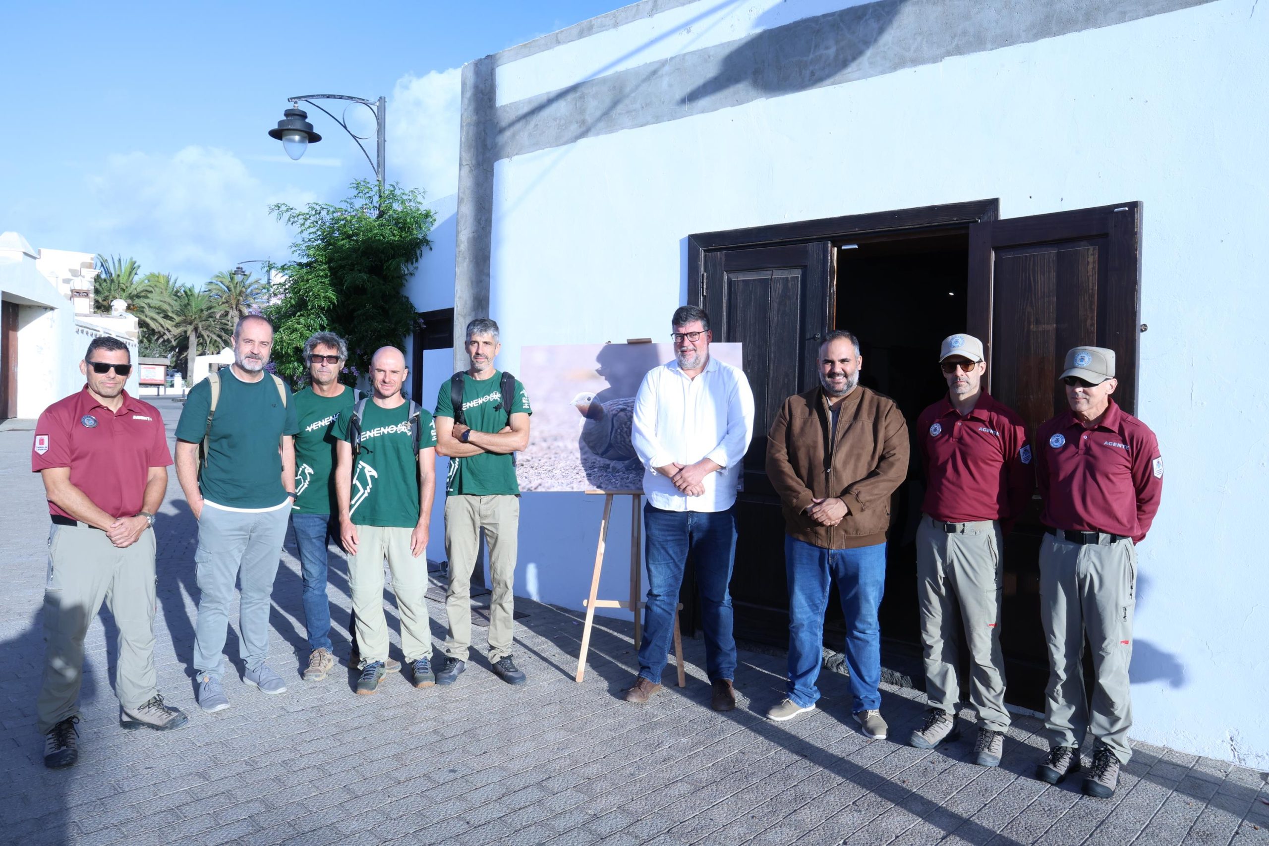 Participantes en la jornada sobre aves esteparias de El Jable junto a la Casa Cerdeña de San Bartolomé