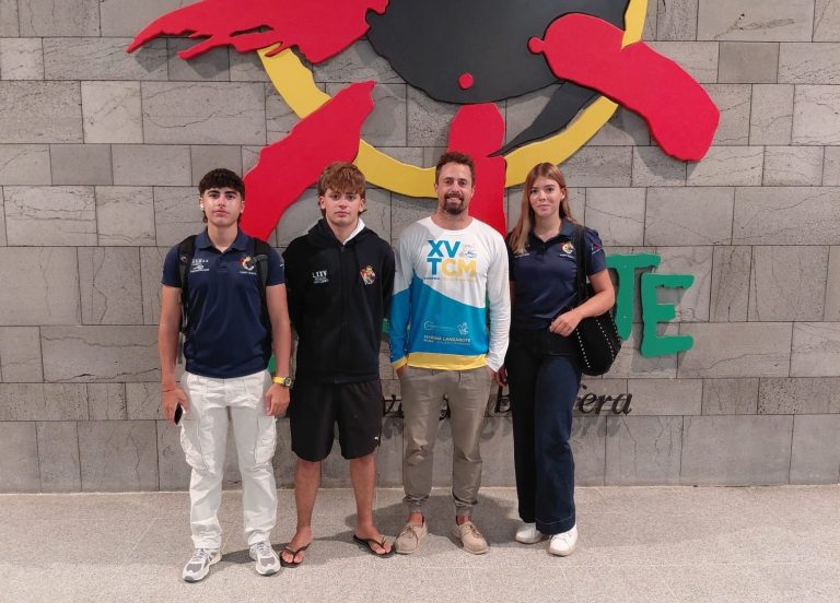 Unai de Ugarte, Mateo Roa y Adriana Bravo de Laguna con el entrenador Hugo Torres antes de la Copa de España de ILCA 4