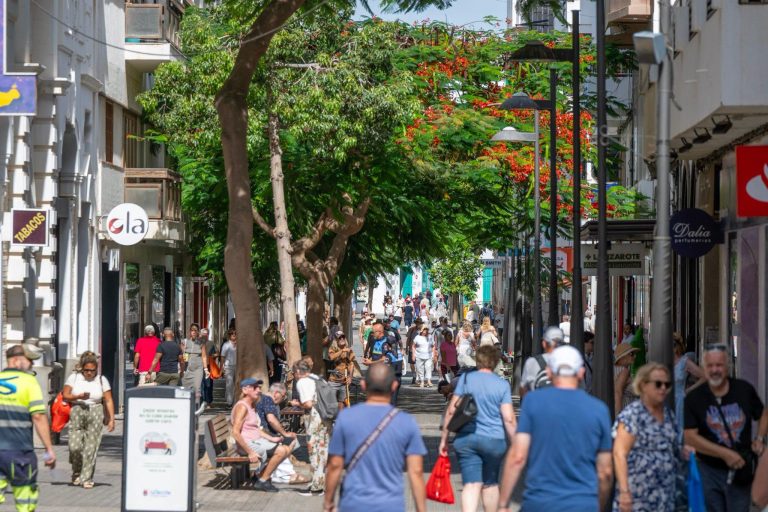 Zona Comercial Abierta de la calle Real, la Ribera del Charco del San Ginés y la Avenida La Marina con la presencia de miles de cruceristas en las tarrazas o comercios