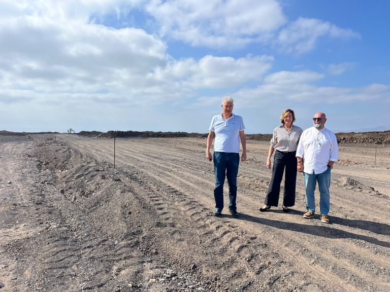 Zona de ampliación del cementerio municipal de Tías durante una visita de representantes del Ayuntamiento