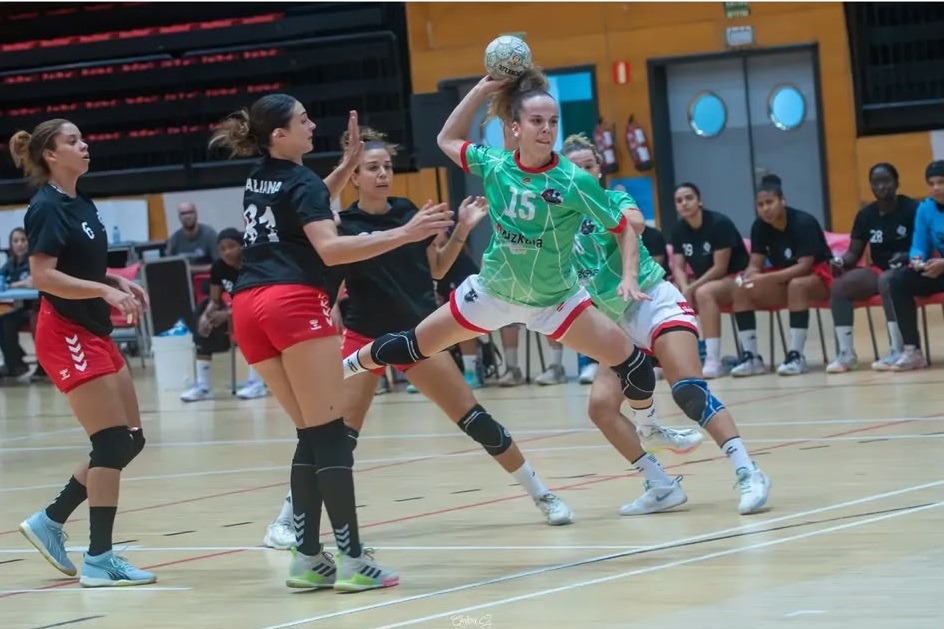Una jugadora del Zuazo lanza ante la defensa del CICAR Lanzarote en Lasesarre